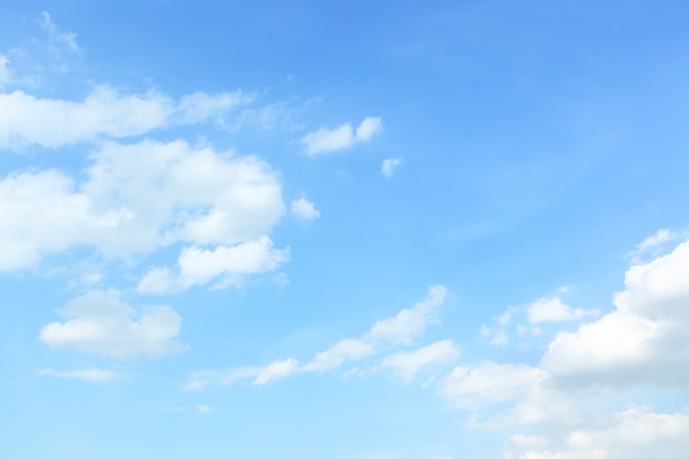 Blauwe lentehemel met wolken - natuurlijke achtergrond