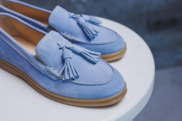 Blauwe leren bruine damesschoenen close-up nieuwe collectie leren zomerschoenen voor dames