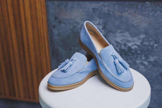 Blauwe leren bruine damesschoenen close-up Nieuwe collectie leren zomerschoenen voor dames