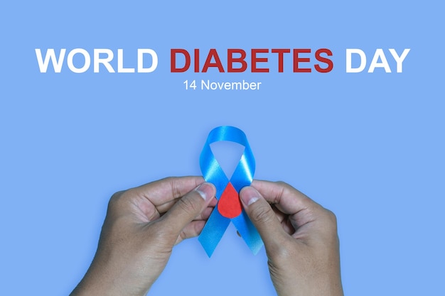 Blauwe linten op blauwe achtergrond met het woord werelddiabetesdag, november Men health awareness,