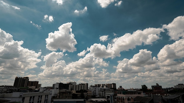 blauwe lucht achtergrond met kleine cloudsbe gebruikt als achtergrond