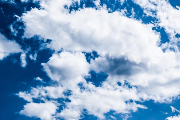 Blauwe lucht achtergrond witte wolken en fel zonlicht