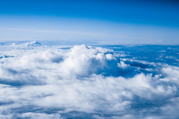 Blauwe lucht achtergrond witte wolken en fel zonlicht