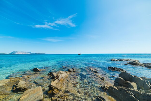 Blauwe lucht boven Cala d'Ambra