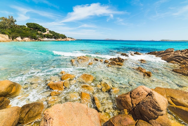 Blauwe lucht boven Capriccioli-strand Sardinië