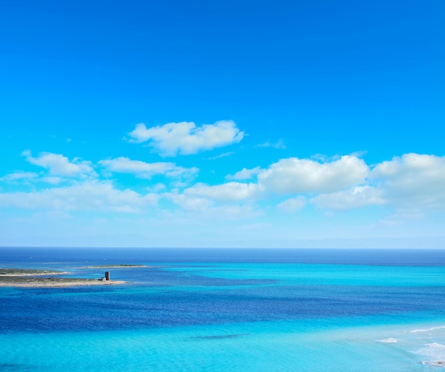 Blauwe lucht boven de Stintino-zee op Sardinië, Italië