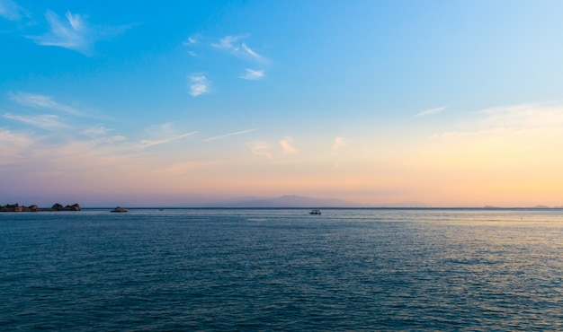 Blauwe lucht boven de zee