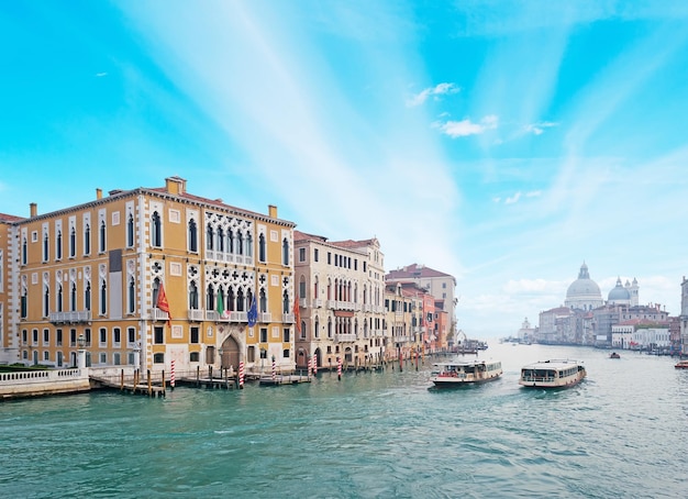 Blauwe lucht boven het Canal Grande van Venetië, Italië