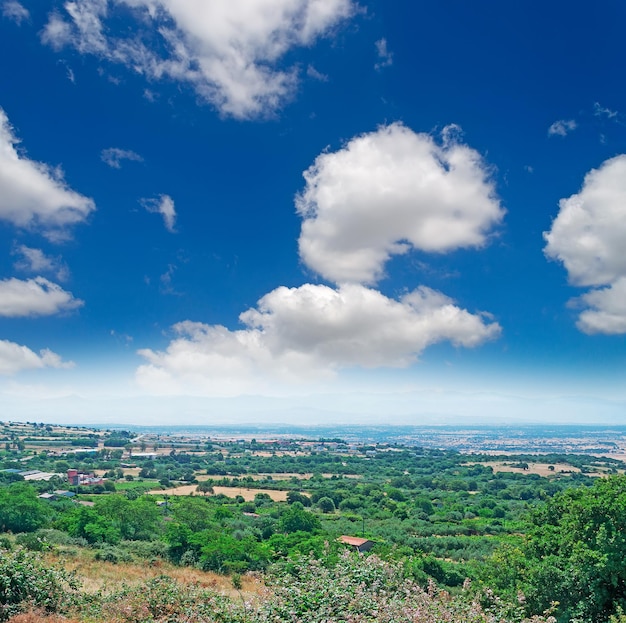 Blauwe lucht boven het platteland van Sardinië