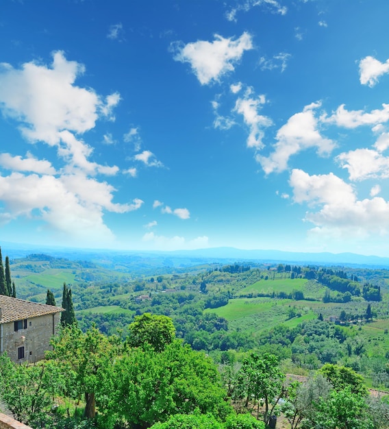 Blauwe lucht boven het Toscaanse platteland Italië