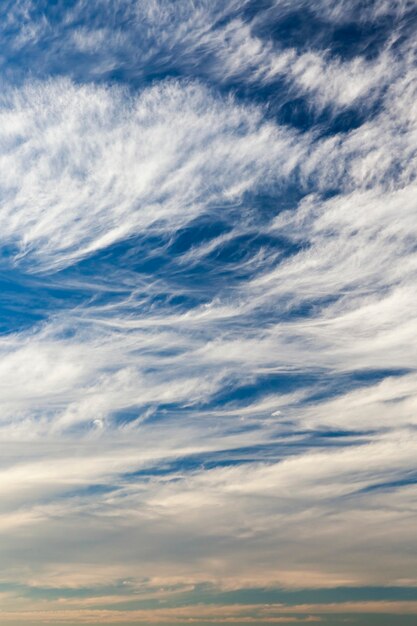 Foto blauwe lucht, die zijn drijvende cumuluswolken helder wit.