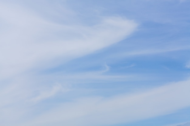 Blauwe lucht en cirruswolken kunnen als achtergrond worden gebruikt