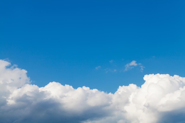 blauwe lucht en de wolken