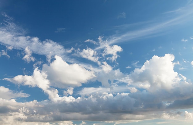 blauwe lucht en de wolken