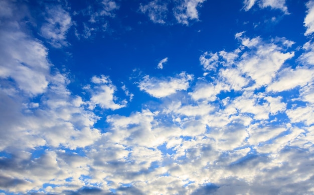 blauwe lucht en de wolken