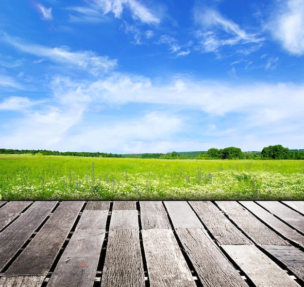 Blauwe lucht en houten vloer achtergrond