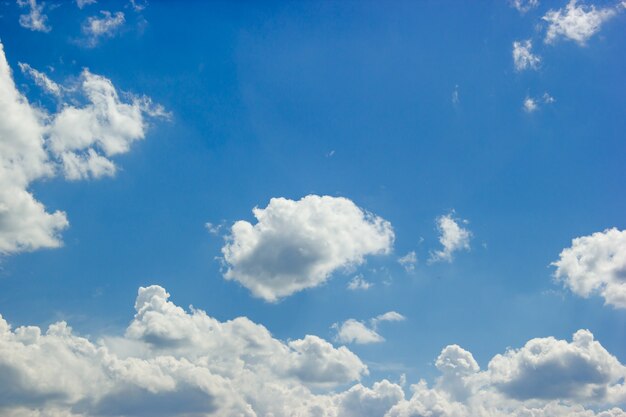 Blauwe lucht en mooie pluizige wolk. Beste zomer hemel foto achtergrond.