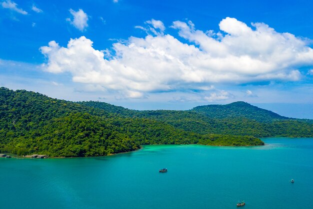 Blauwe lucht en turqouise zee oceaan op Koh Kood East of Thailand Island.