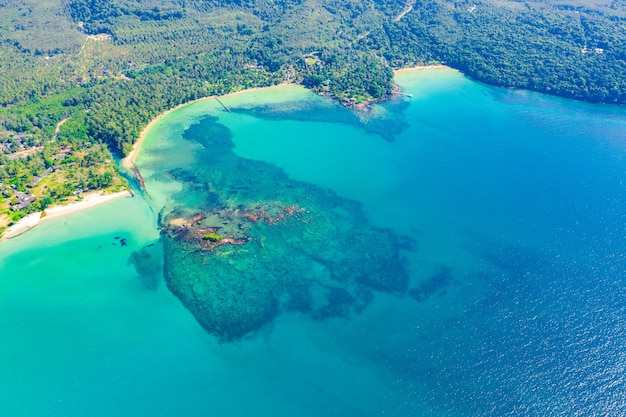 Blauwe lucht en turqouise zee oceaan op Koh Kood East of Thailand Island.