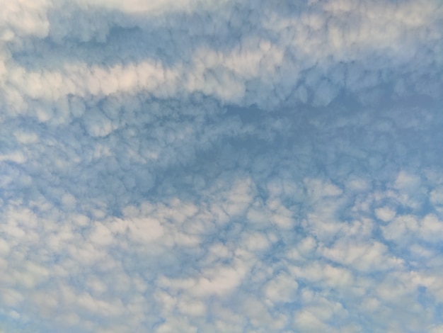 Blauwe lucht en veel kleine wolken kunnen als achtergrond worden gebruikt