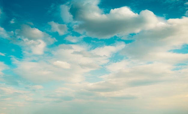 Foto blauwe lucht en wit volume wolken dramatische aard