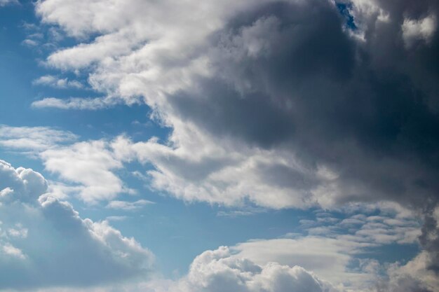 Blauwe lucht en witte wolk