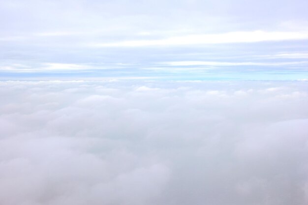 Blauwe lucht en witte wolken achtergrond cloudscape