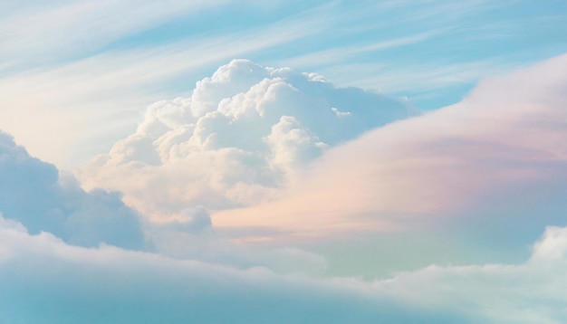 Blauwe lucht en witte wolken achtergrond met een pastelkleurige gradiënt