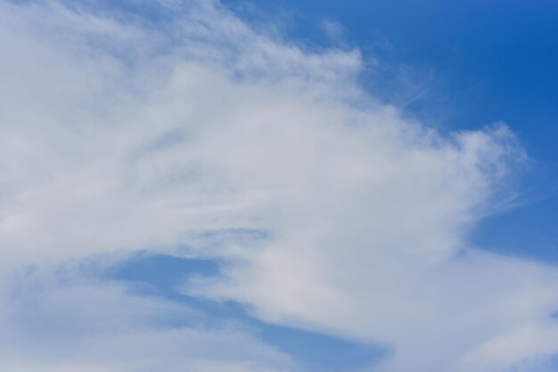 Blauwe lucht en witte wolken de frisheid van de nieuwe dag