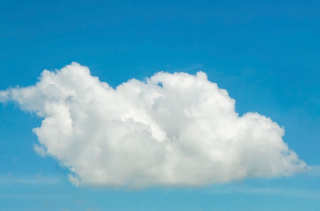 Blauwe lucht en witte wolken met wazig patroon achtergrond