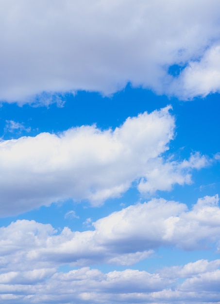 Blauwe lucht en witte wolken. Prachtige natuur achtergrond. Zomerse sferen.