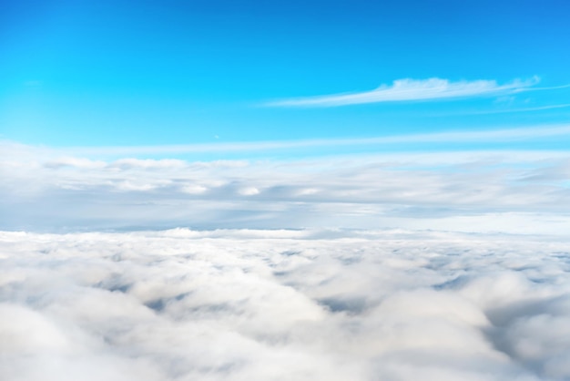 Blauwe lucht en witte wolken uitzicht vanuit het vliegtuig