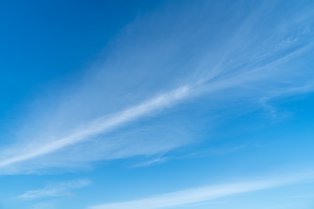 Blauwe lucht en witte wolken