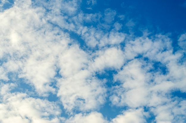 Blauwe lucht en witte wolken