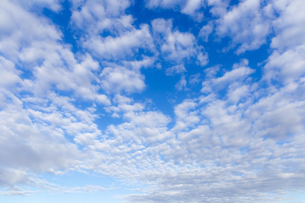 Blauwe lucht en witte wolken