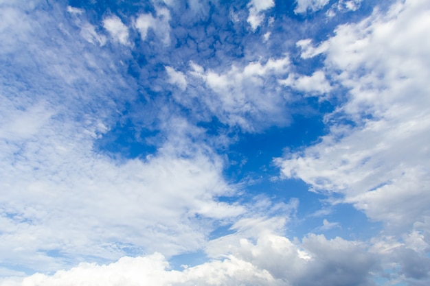 Blauwe lucht en witte wolken