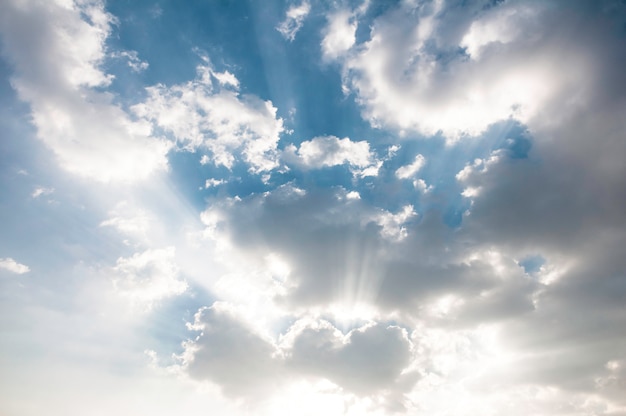 Foto blauwe lucht en witte wolken.