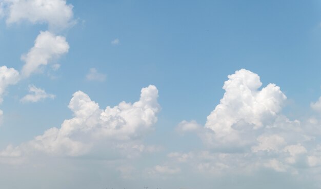 Blauwe lucht en witte wolken