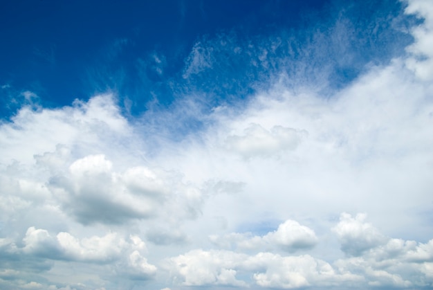 blauwe lucht en witte wolken