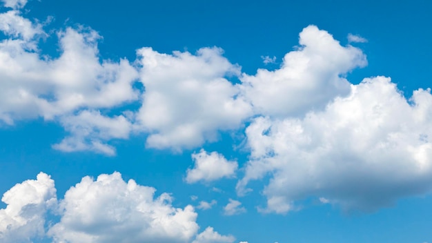 Blauwe lucht en wolken achtergrond