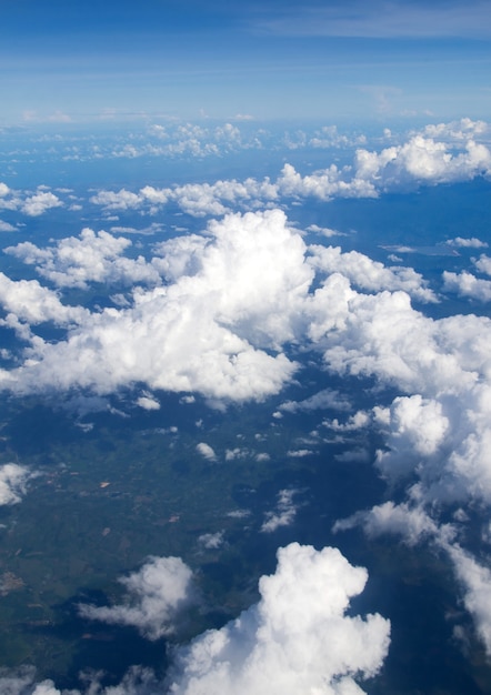 Blauwe lucht en wolken achtergrond