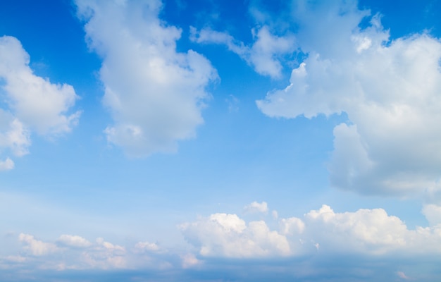 Blauwe lucht en wolken bij goed weer dagen