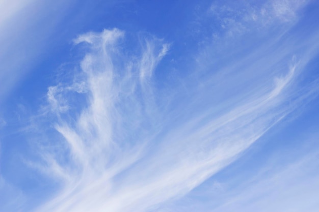 blauwe lucht en wolken in zonnige dag