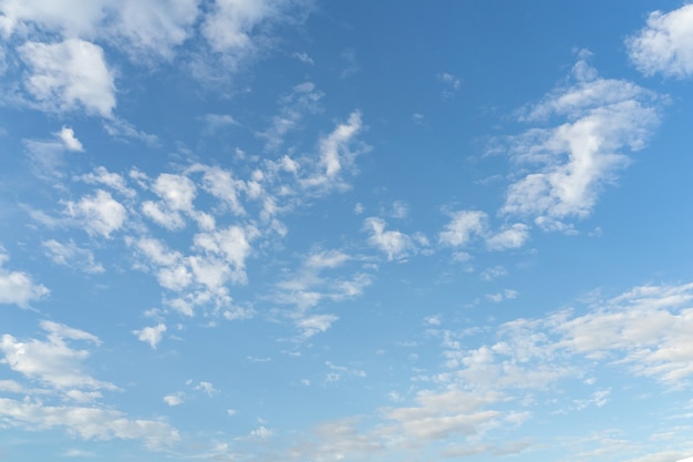 Blauwe lucht en wolken met ruimte voor kopie ruimte.