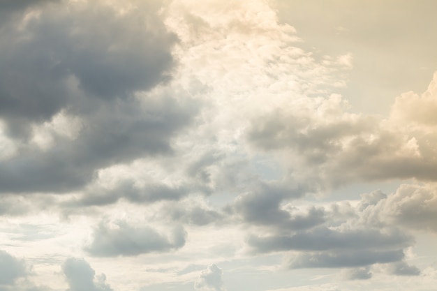 Blauwe lucht en wolken