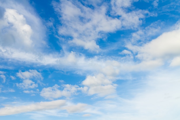 Blauwe lucht en wolken