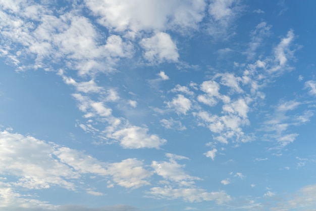 Blauwe lucht en wolken