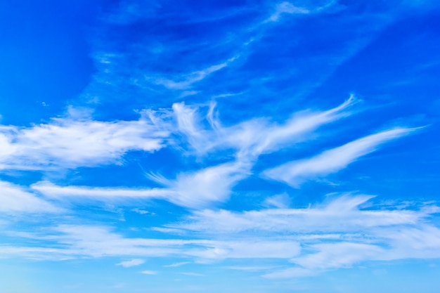 Blauwe lucht en wollige wolken