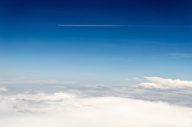 Blauwe lucht en zijdewitte wolken met indrukwekkende vormen, uitzicht over de hoogten.