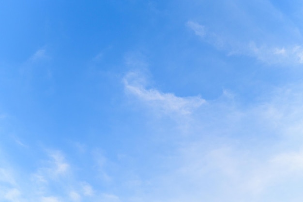 Blauwe lucht in de dag van de zomerdag